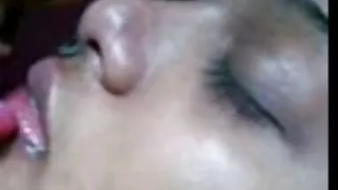 Cô gái có sex với thú cưng vui vẻ trong thiên nhiên :)