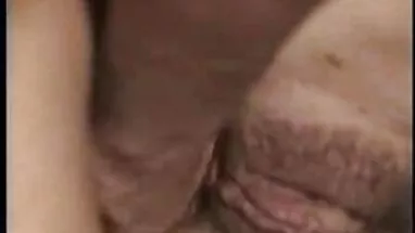 Cô gái bé tuổi thích chơi với một xec thu va nguoi quả bom