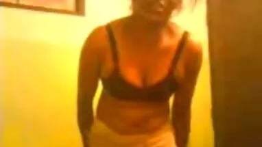 Cô ấy liếm sex người và chó mông của cô