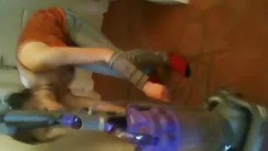 Cô gái trên sàn nhà sexx thú của văn phòng